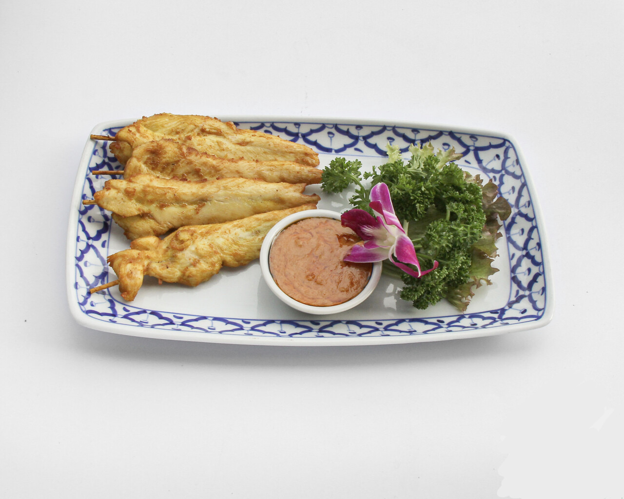 Brochette de poulet mariné au curry jaune, servie avec une sauce onctueuse à la cacahuète et au lait de coco 🥜