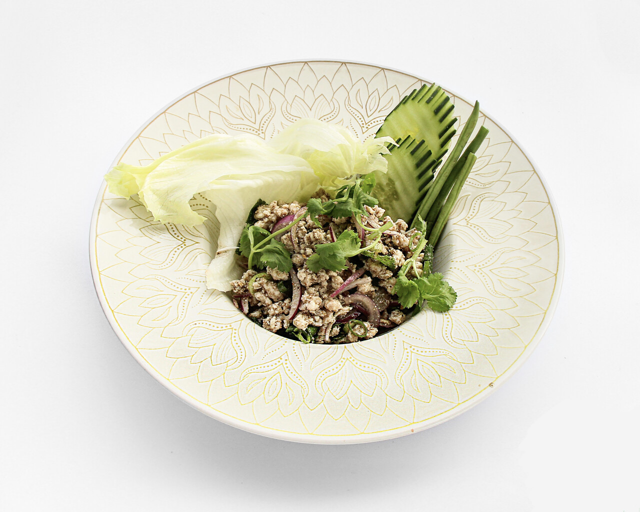 Salade de poulet émincé aux épices thaïlandaises, agrémentée de légumes croquants et d'une vinaigrette exotique 🥒🥗🌶️