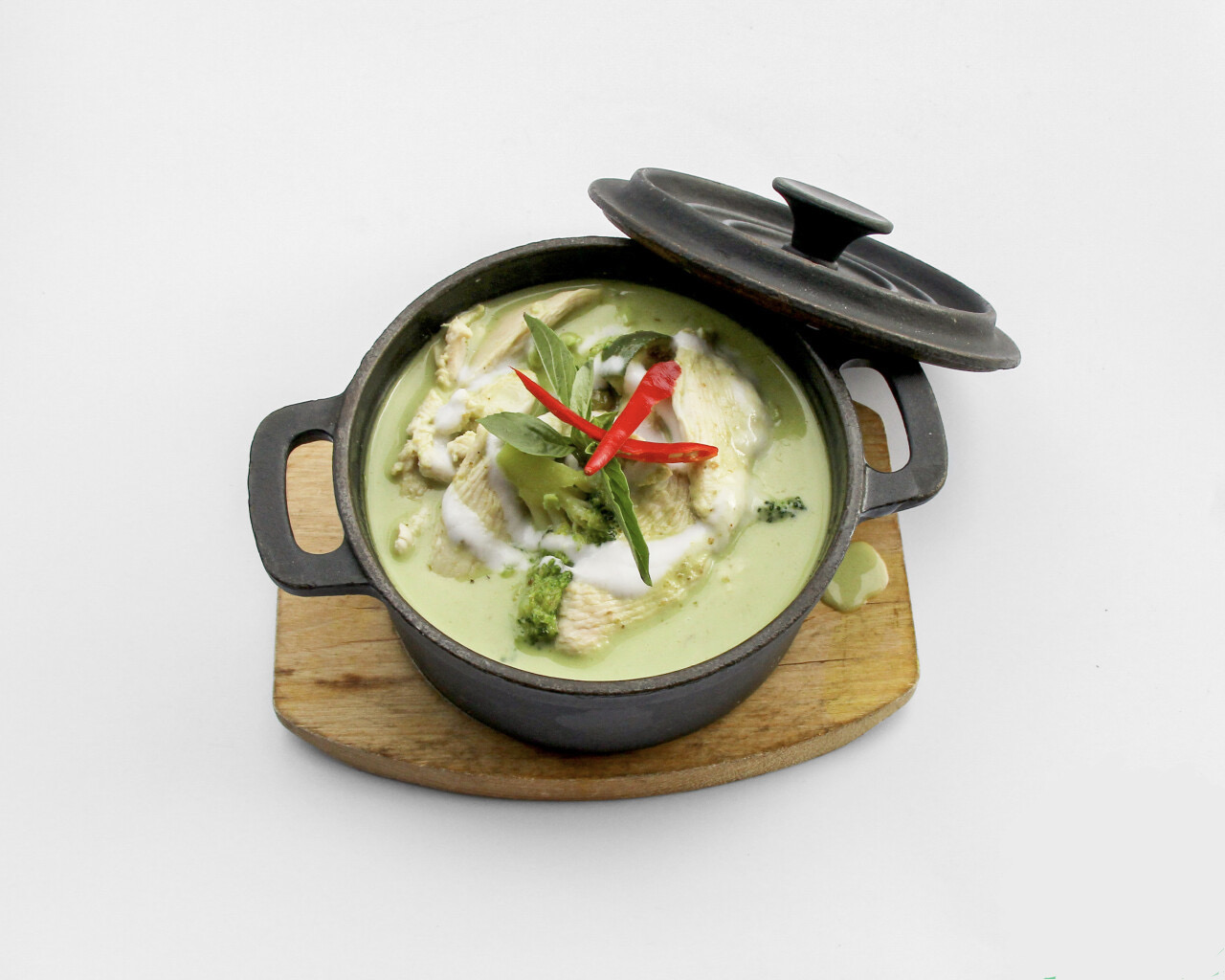 Poulet au curry vert, accompagné de petites et grandes aubergines thaïlandaises, mijoté dans du lait de coco 🥦🌶️🌶️