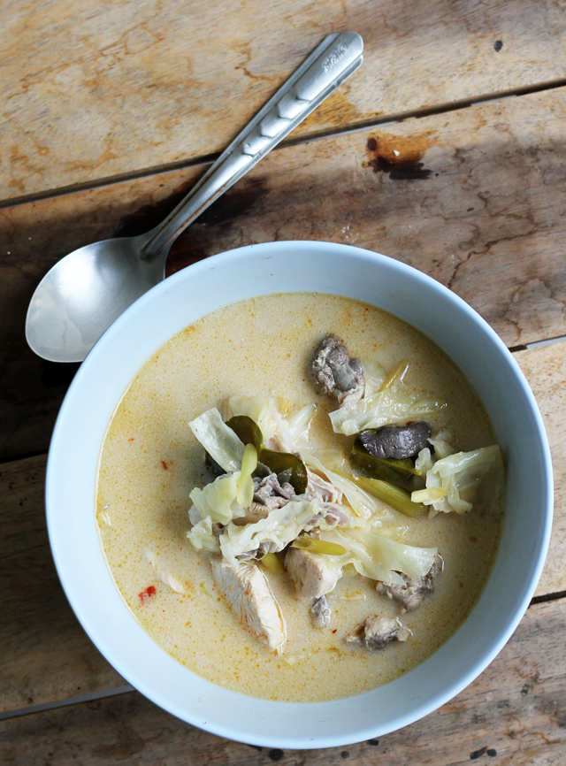 Une délice crémeux vous attend – Savourez le Tom Kha Gai ! 🥥🍗